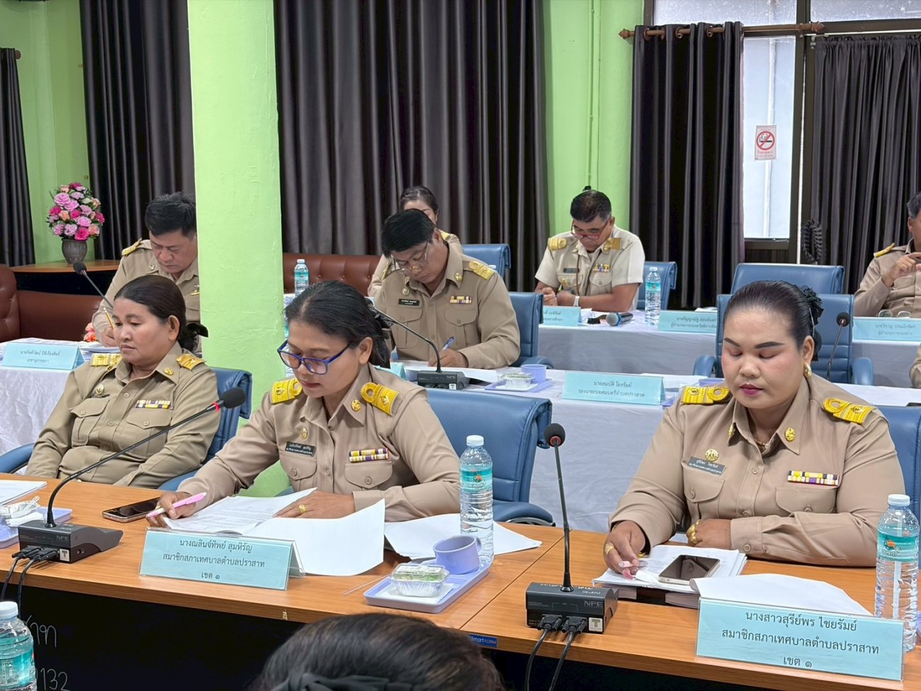 การประชุมสภาเทศบาลตำบลปราสาท สมัยสามัญ สมัยแรก ประจำปี พ.ศ.2569 วันพุธที่ 25 กุมภาพันธ์ พ.ศ.2569 เวลา 09.30 น. ณ ห้องประชุมสภาเทศบาลตำบลปราสาท อำเภอบ้านด่าน จังหวัดบุรีรัมย์    โดยมี นายเสกสรร จันวงษา นายอำเภอบ้านด่าน ลงพื้นที่พบปะและเยี่ยมเยียน เพื่อแลกเปลี่ยนเรียนรู้แนวทางการปฏิบัติงาน เสริมสร้างความเข้าใจและความร่วมมือระหว่างหน่วยงานภาครัฐในพื้นที่ นายวิษณุ สังเกตุกิจ ประธานสภาเทศบาลตำบลปราสาท เป็นประธานในการประชุม โดยมี นายพนาพัฒน์ ชะลุนรัมย์ นายกเทศมนตรีตำบลปราสาท คณะผู้บริหาร ปลัดเทศบาล รองปลัดเทศบาล หัวหน้าส่วนราชการ และสมาชิกสภาเทศบาลตำบลปราสาท เข้าร่วมประชุมอย่างพร้อมเพรียง