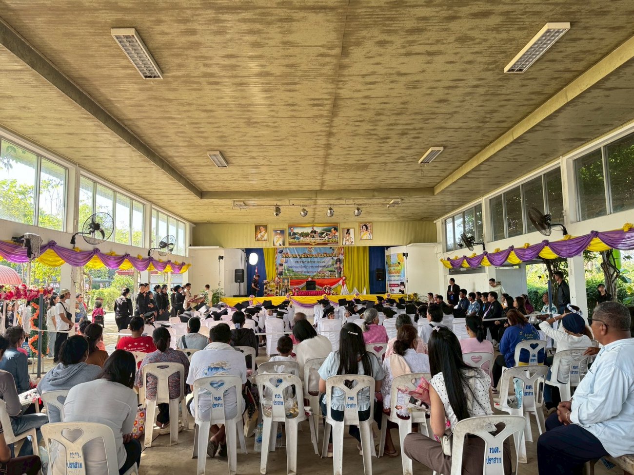 เมื่อวันที่ 6 เดือนมีนาคม พ.ศ.2569 นายพนาพัฒน์ ชะลุนรัมย์ นายกเทศมนตรีตำบลปราสาท พร้อมด้วยคณะผู้บริหาร สมาชิกสภา หัวหน้าส่วนราชการ และพนักงานเทศบาลตำบลปราสาท  พิธีมอบวุฒิบัตรบัณฑิตน้อย ศูนย์อบรมเด็กก่อนเกณฑ์วัดบ้านปราสาท และศูนย์พัฒนาเด็กเล็กบ้านมะขามป้อม  ประจำปีการศึกษา 2568 ขอแสดงความยินดี กับบัณฑิตน้อยทุกคนที่สำเร็จการศึกษาในระดับปฐมวัย ซึ่งเปรียบเสมือนเป็นบันไดอีกขั้นสู่ความสำเร็จในการศึกษาของเด็กๆ จากนี้ขอให้เด็กๆ จงภูมิใจและตั้งใจในการศึกษาเล่าเรียนในระดับชั้นประถมศึกษาอย่างมีความสุข