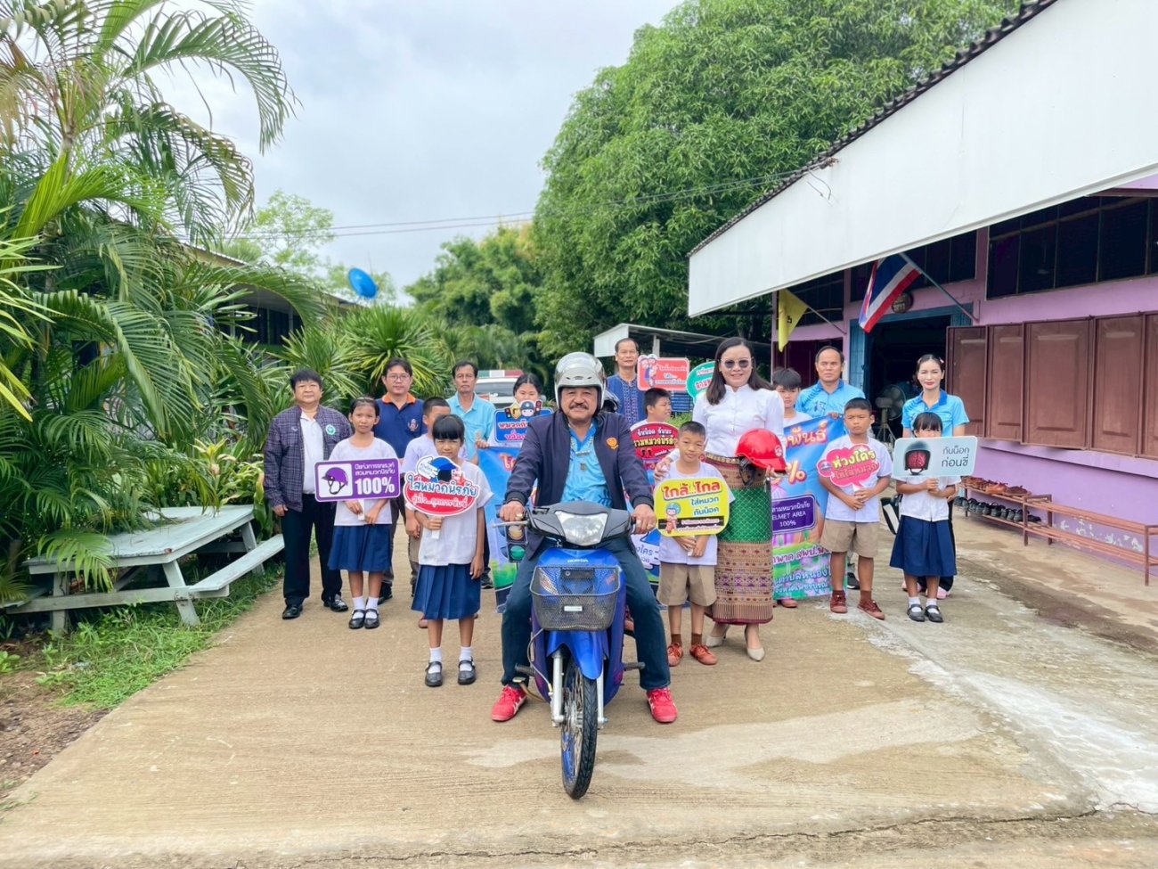 โครงการรณรงค์สวมหมวกนิรภัย (หมวกกันน็อค) เด็กนักเรียนในโรงเรียนของพื้นที่องค์การบริหารส่วนตำบลหนองไผ่